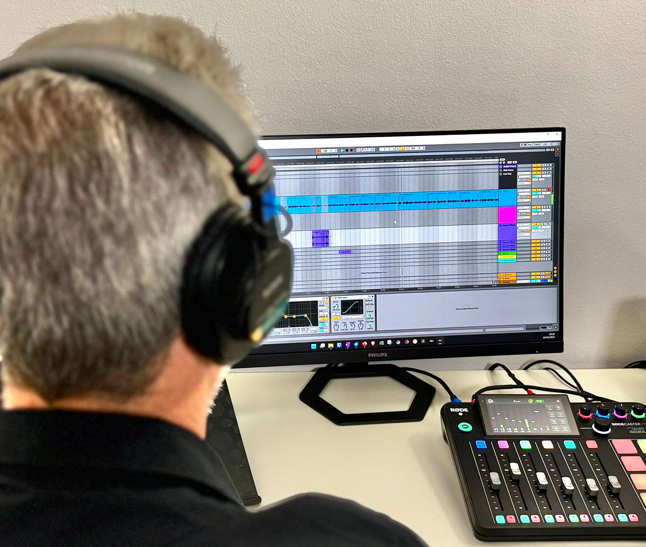 Modifica di podcast Immagine di un tecnico del suono che modifica un podcast